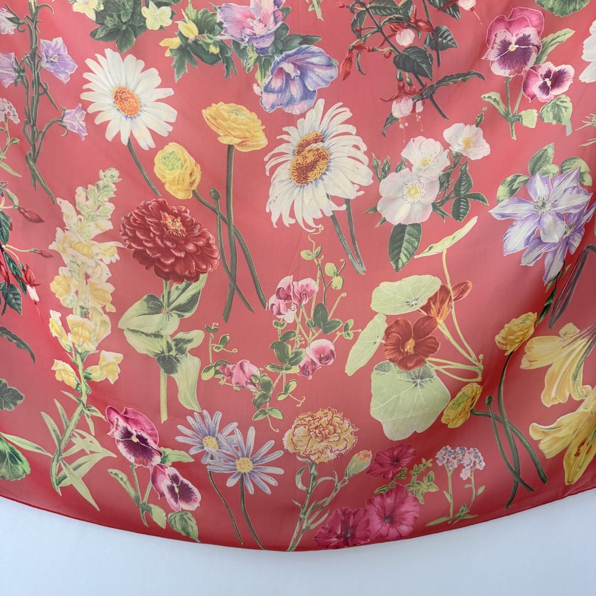 Fabric Frontline Foulards & écharpes: FABRIC FRONTLINE Large Silk Scarf – Neuf (Voir description) à Emmen par Avviivva_Com2023 6