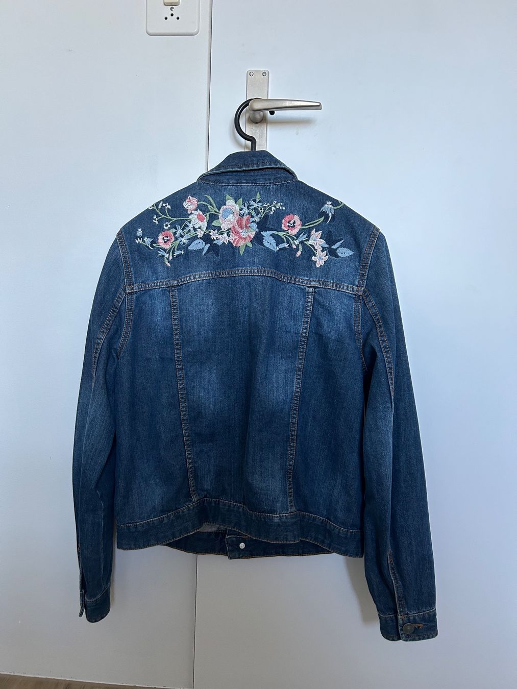 C&A Jacken: Jeansjacke mit Blumenmuster Grösse 40 – Gebraucht aus Muri AG von ali_27hx 1