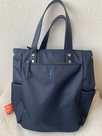 Stylische Tasche mit abnehmbaren Gurten