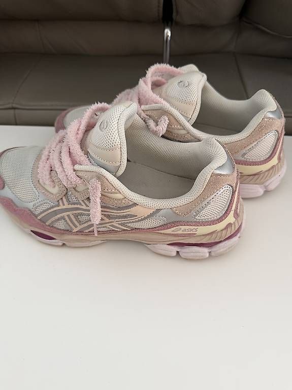 Scarpe da donna: Asics GEL-NYC pink custom laced – Usato da Müllheim Dorf venduto da Parmahandel