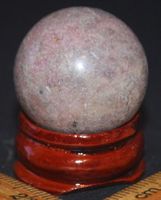 Deko - Heilstein – A-1208 Rhodonit Kugel 25mm mit Sockel