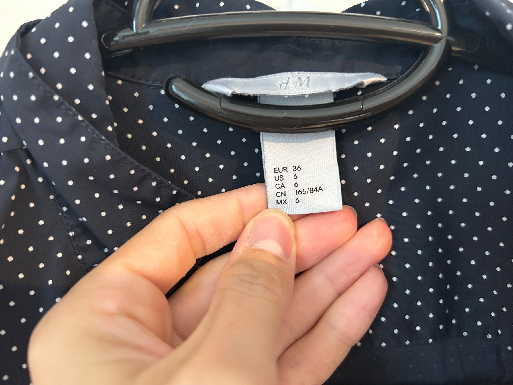 H&M Blusen: Dunkelblaue Bluse mit weissen Punkten Gr. 36 – Gebraucht aus Zürich von la_222 2