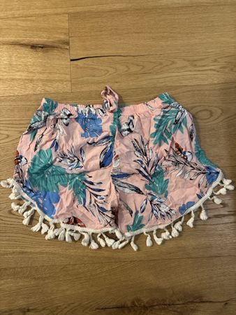 Sommerliche Shorts mit Blumenmuster und Bommeln, neu