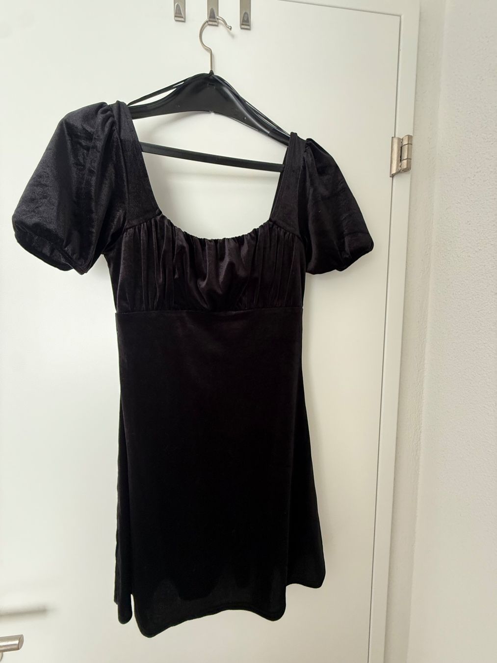 Kleider: Samtkleid H&M – Gebraucht aus St. Gallen von di_146