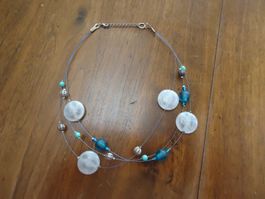 Collier en fils, métal et résine