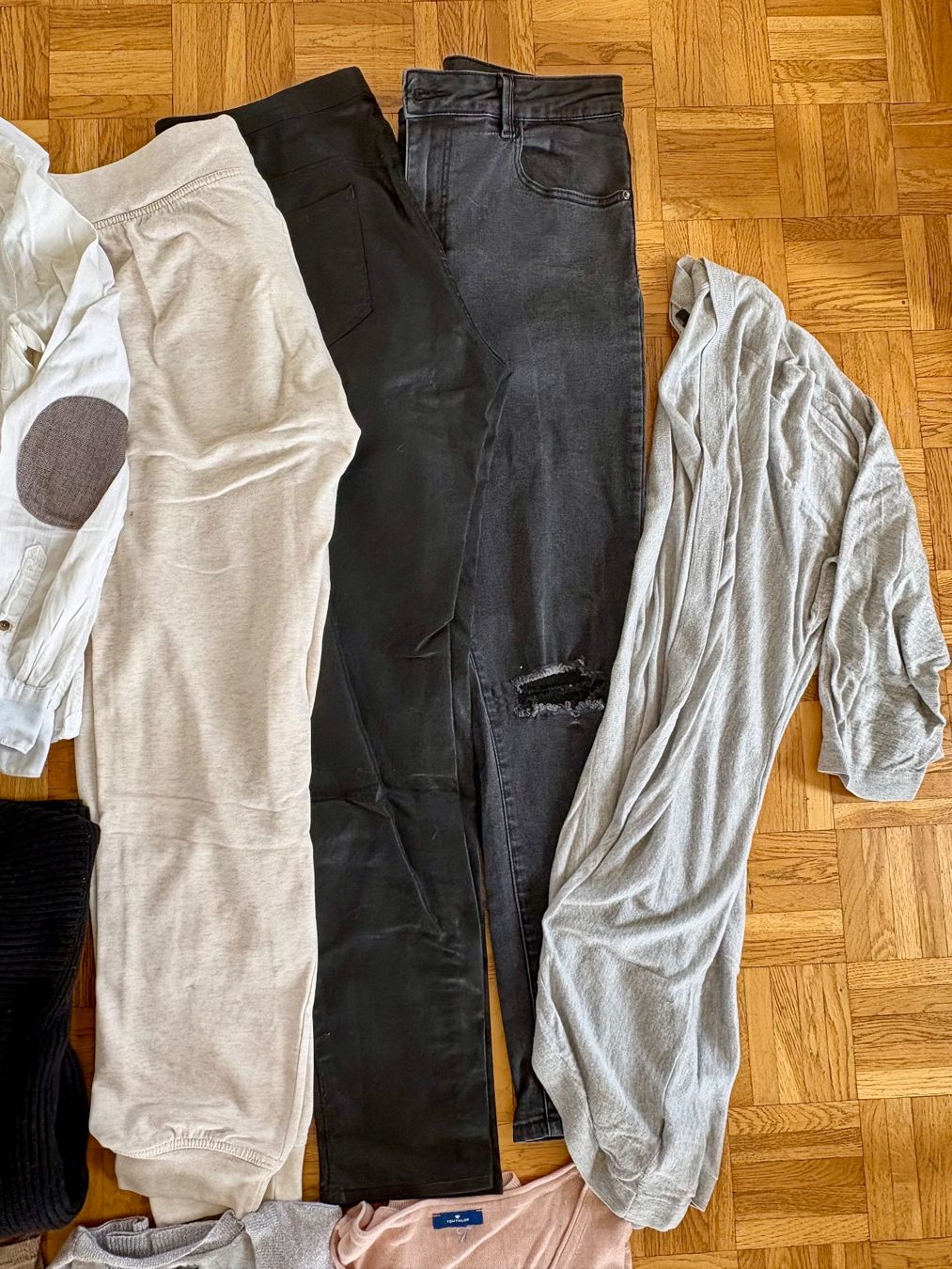 Kleiderpakete: 15- teiluges Kleiderpaket. Hosen, Pullis etc – Gebraucht aus Oetwil an der limmat von Sual 2