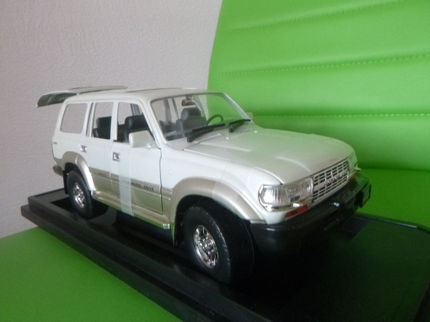 Toyota Modellini d'auto: TOYOTA Land Cruiser 1992 – Nuovo e nell'imballaggio originale da Chur venduto da oriori