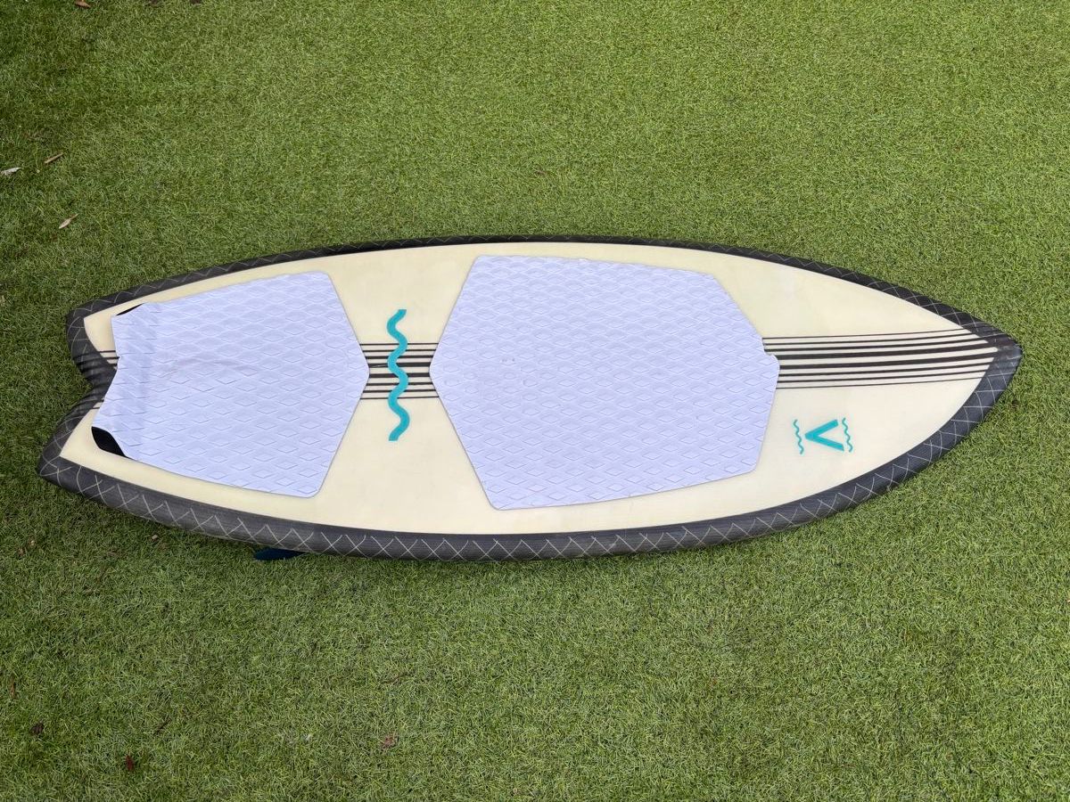 Surfboards & Schwimmbrette: Visitor Great White Wakesurfboard – Gebraucht aus Luzern von sam.l.