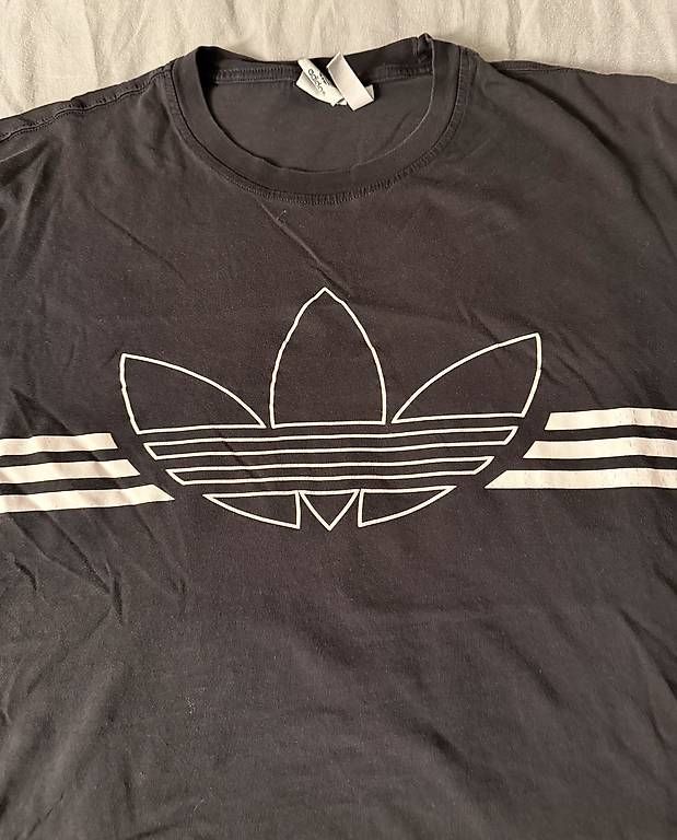 T-shirt: Adidas T-Shirt schwarz mit Logo  – Usato da Wädenswil venduto da dom_pz5d 1