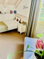 Kleines Bett mit Nachtisch & Deko, frisch & modern 🧸