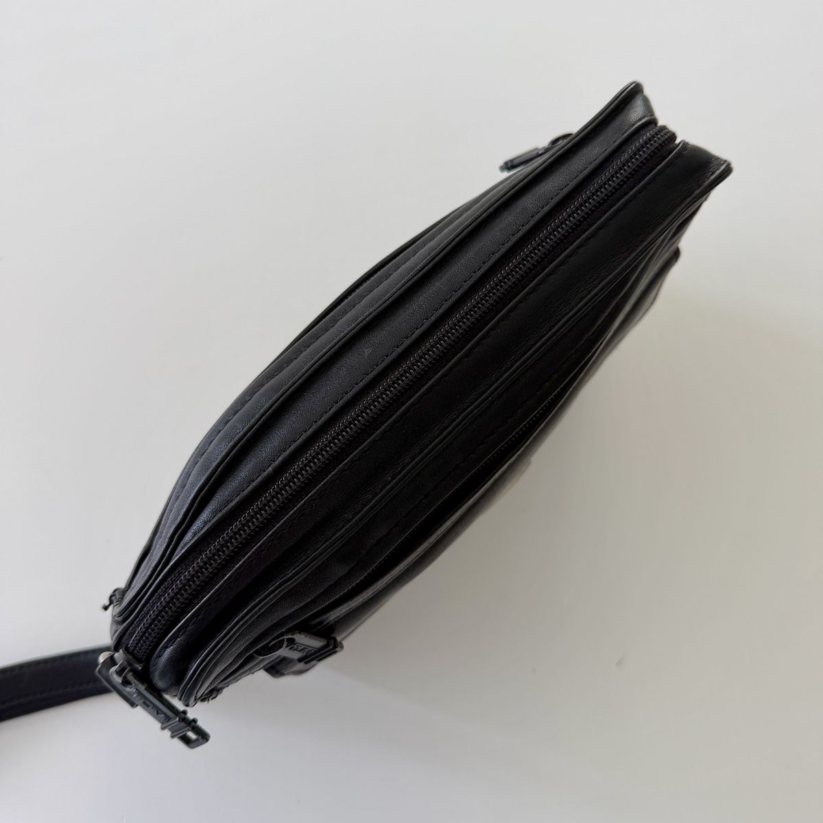 Tumi Taschen: TUMI Black Leather Handbag – Gebraucht aus Freienbach von Avviivva_Shop 9