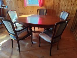 Massivholztisch mit Polsterstühlen