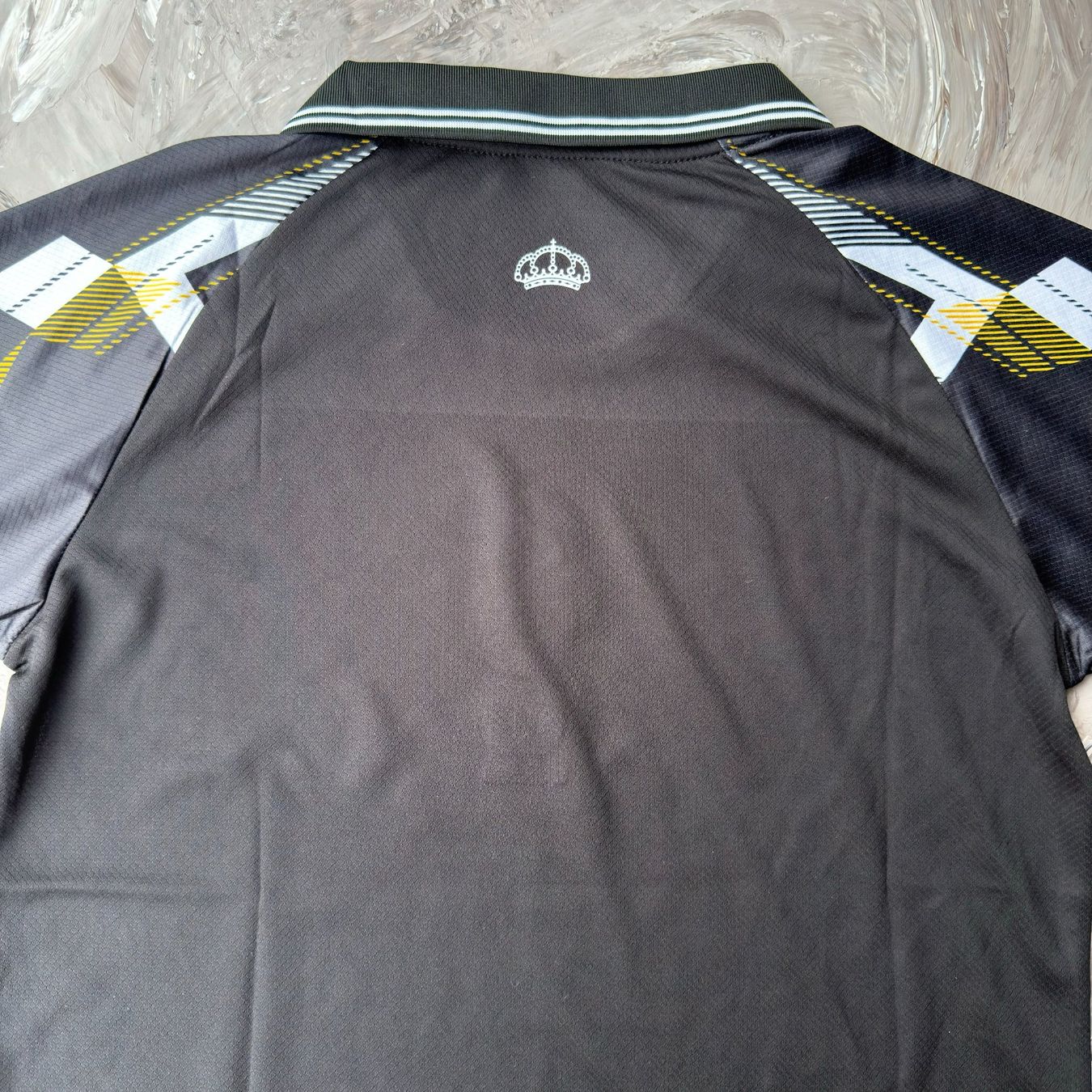 Canottiere & Pantaloni: Maillot Real Madrid Noir & Or – Usato da Thônex venduto da Suisse.Shopping 5