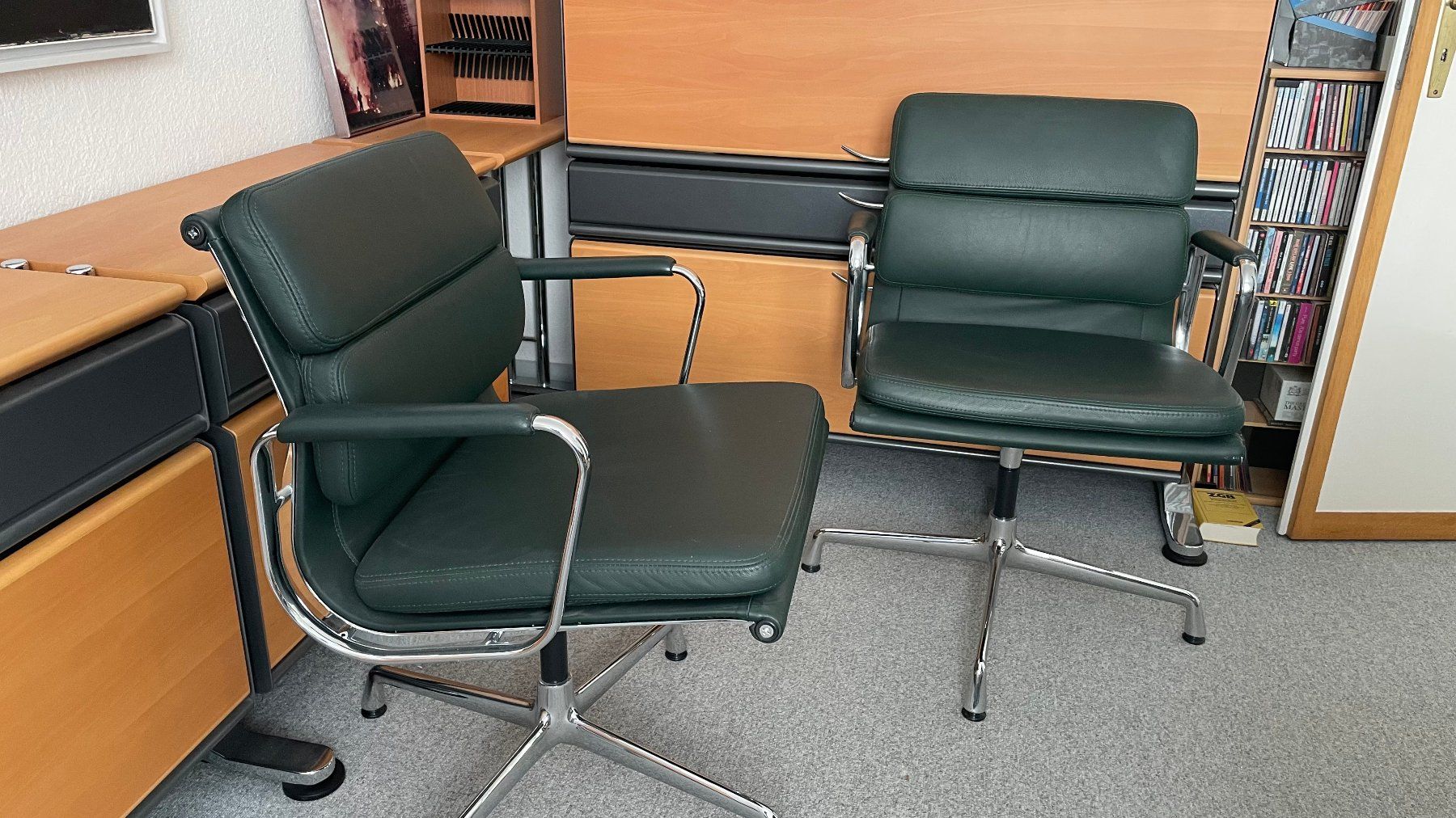 Vitra Sedie: 2 Vitra Eames Soft Pad Bürostühle Leder dunkelgrün – Usato da Muri b. Bern venduto da 4claudi