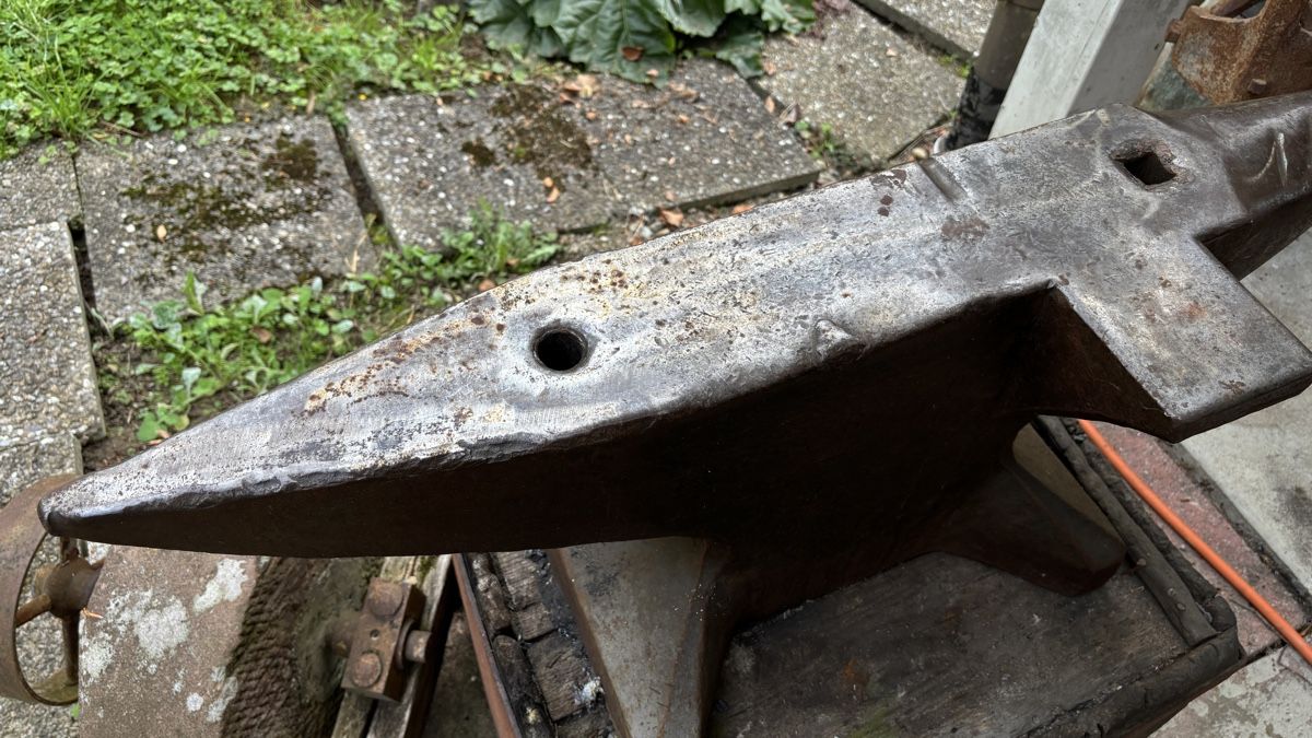 Attrezzi da lavoro: Ein schwerer Amboss  – Usato da Rikon im Tösstal venduto da Bonfi 2