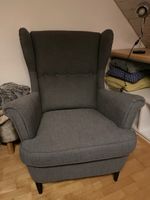 Bequemer IKEA Ohrensessel in Grau - Ideal für kalte Tage!