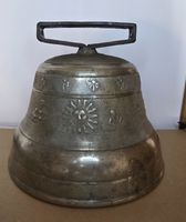 Glocke mit Zierde 