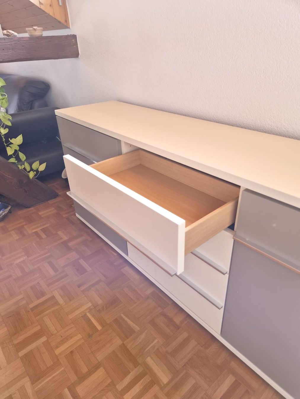 Cassettiere: Sideboard Weiss mit Soft Graue Türen – Usato da Oensingen venduto da Chovl69 2