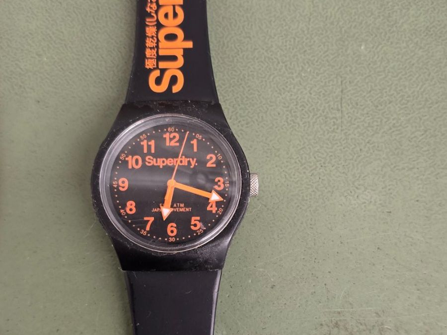 Superdry Orologi: Montre Superdry avec pile neuve – Usato da Tramelan venduto da Nirdan