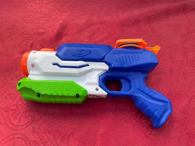 Nerf Spielzeuge: Nerf Wasserpistole ca. 30cm – Gebraucht aus Bergdietikon von antovale