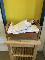 Altes Puppenbett mit Puppe, Holz, Vintage