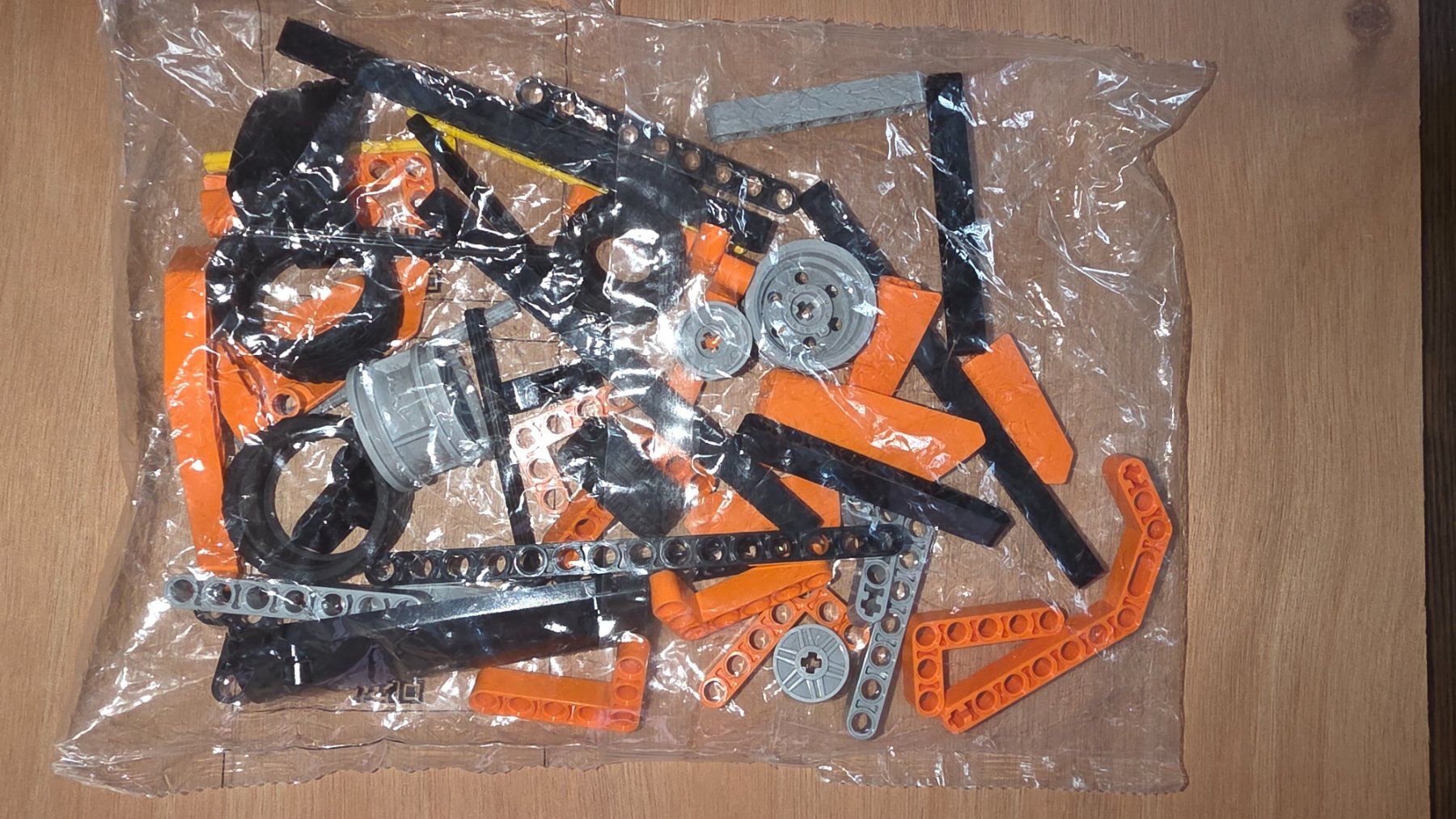 Lego Kit di costruzioni: LEGO Technic 42104 Renn-Truck – Nuovo (secondo la descrizione) da Malters venduto da mat_6102 2