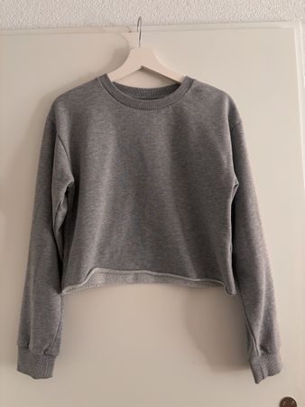Grauer Pulllover