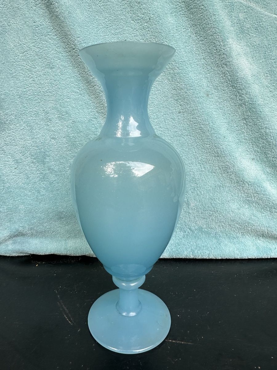 Vasen & Gefässe: Vase en verre bleu clair 30cm haut – Gebraucht aus Lausanne von artnouveau04