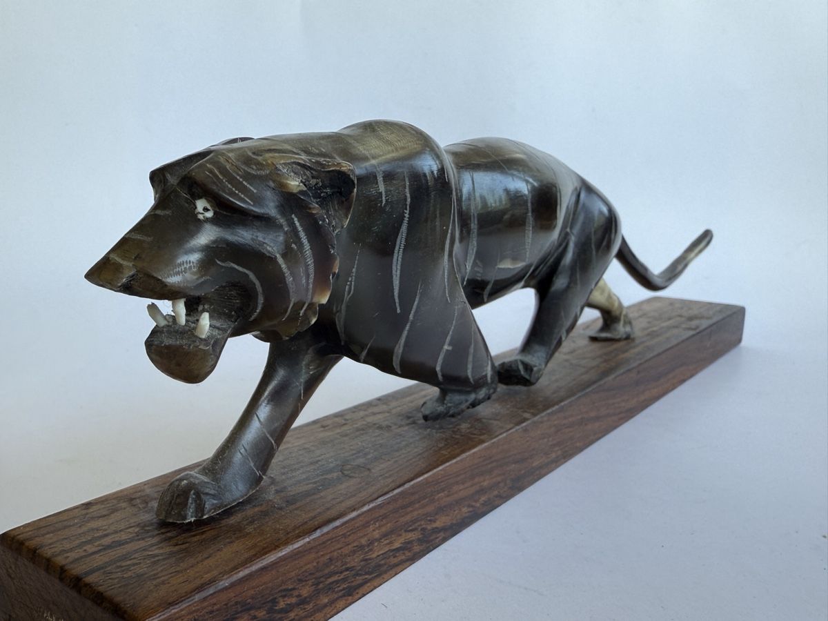 Sculture & Statue: Tiger aus Büffelhorn Indien – Usato da Zürich venduto da Geniuss 2