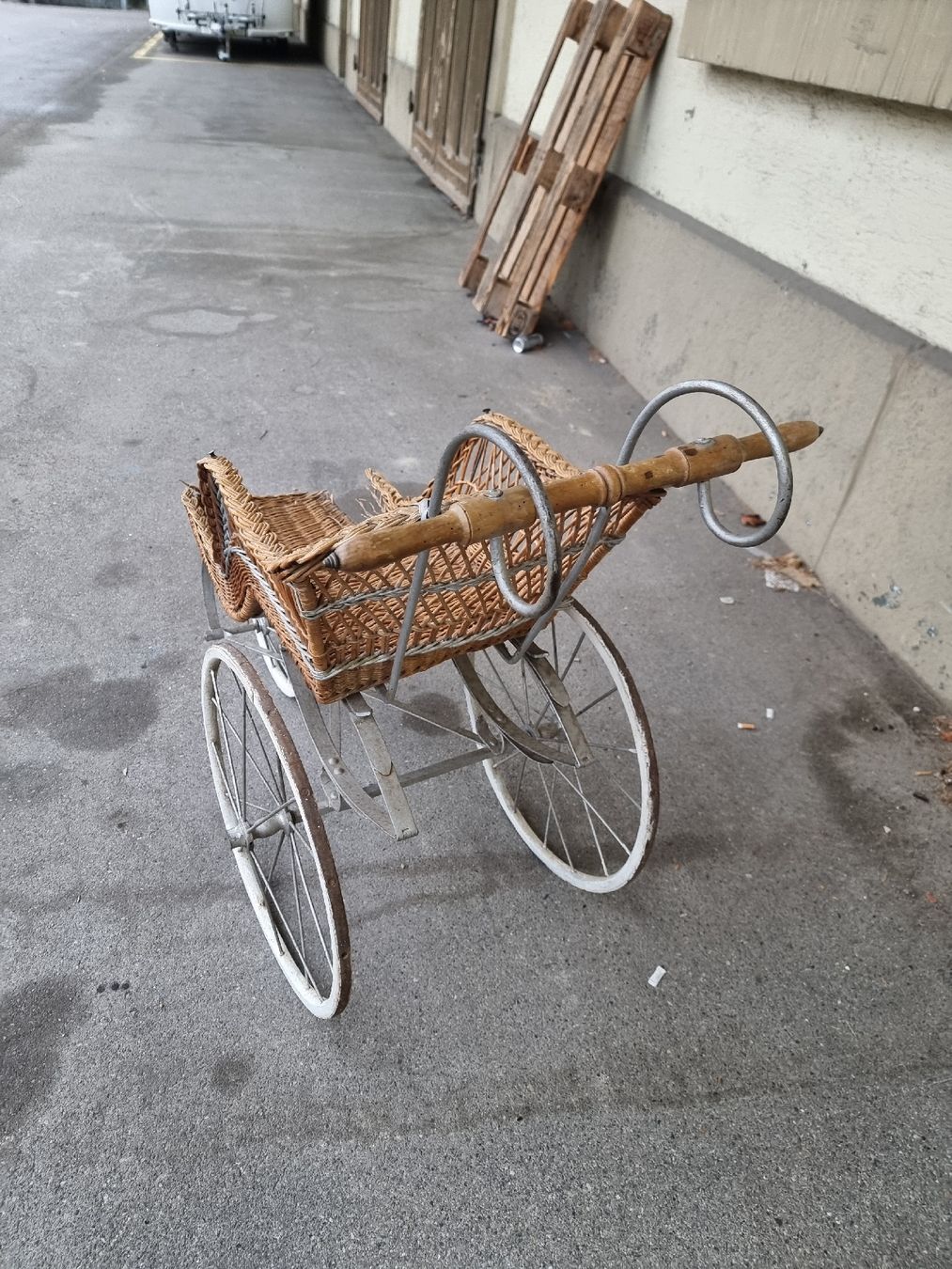 Carrozzine: Nostalgischer Kinderwagen Korbgeflecht – Usato da Wil SG venduto da Athi 1
