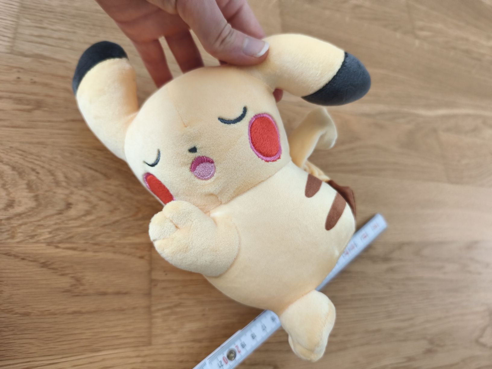 Pokémon Giocattoli: Schlafendes Pikachu Plüschtier neu – Nuovo (secondo la descrizione) da Näfels venduto da ChocolateMuffin
