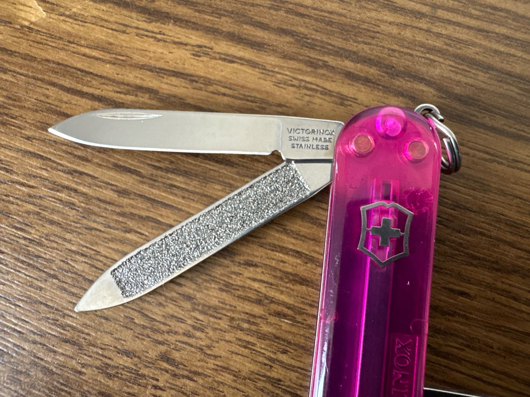 Victorinox Coltelli tascabile: VICTORINOX - Classic pink trans - Sackmesser – Usato da Andwil SG venduto da Rainboli 3