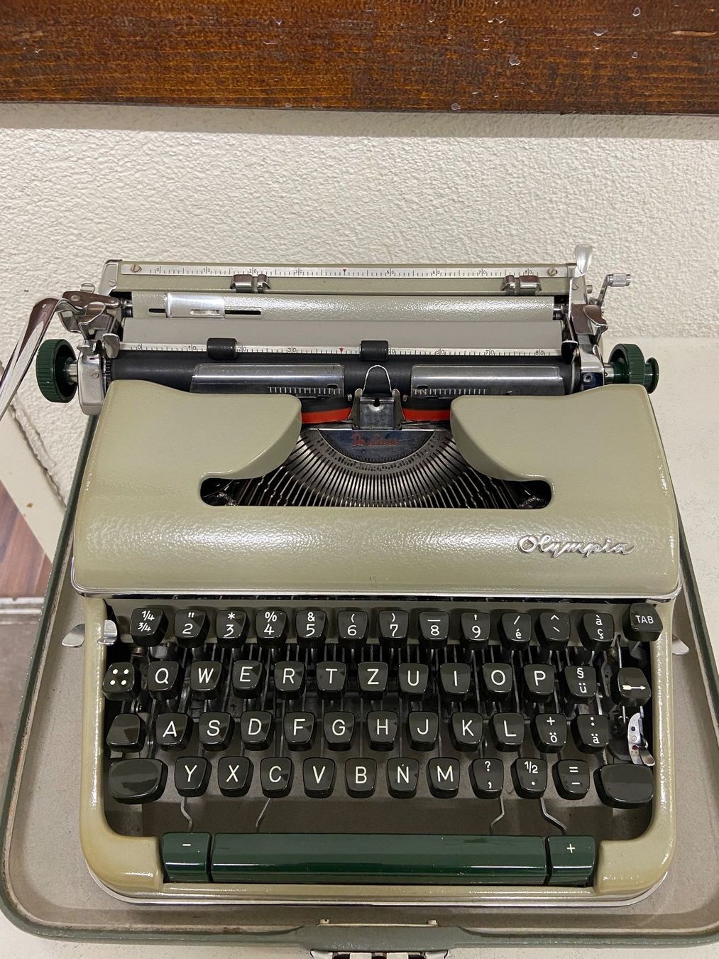 Macchine da scrivere: OLYMPIA DE LUXE SCHREIBMASCHINE – Usato da Dietikon venduto da brocki-eyra 9