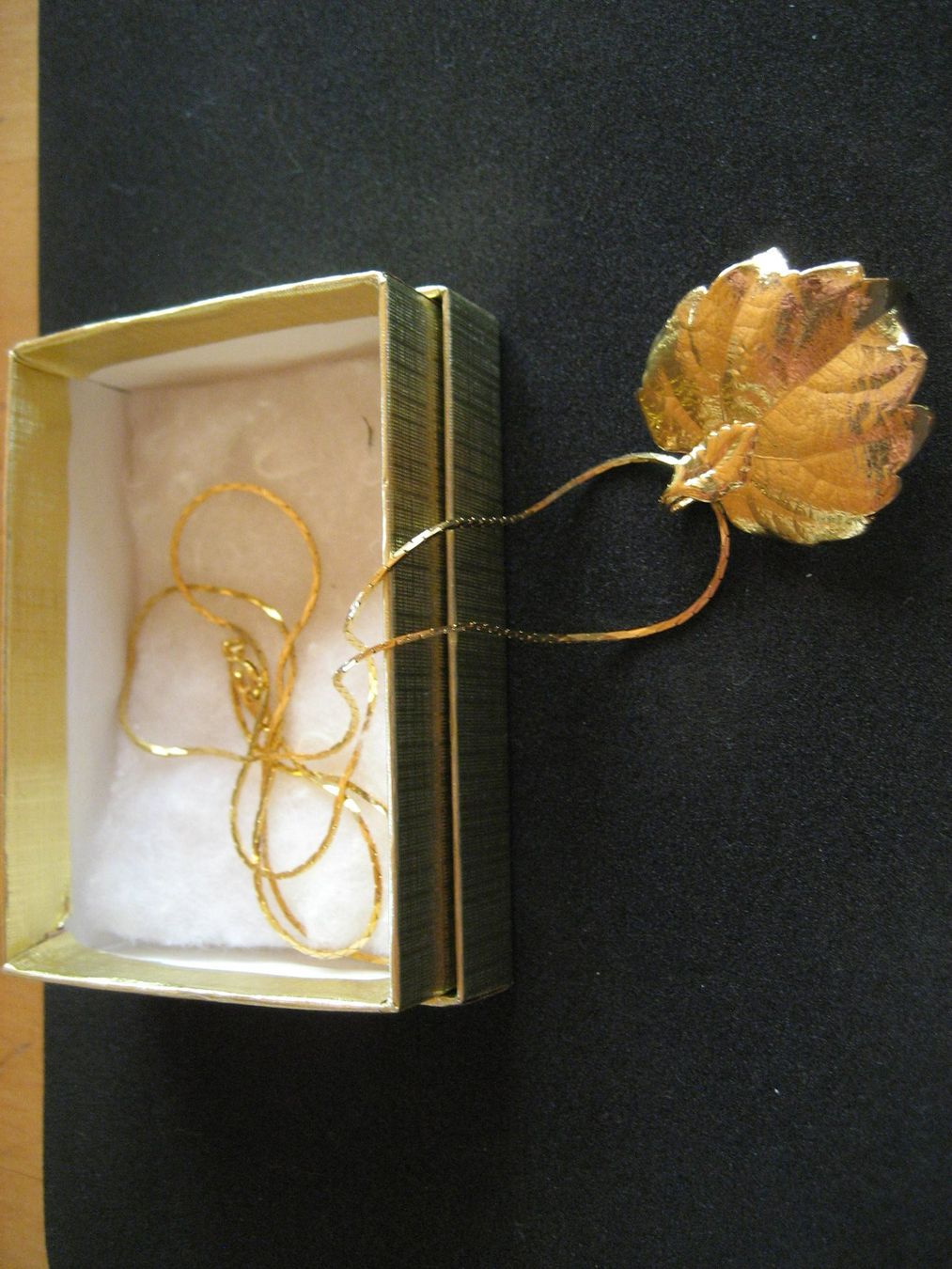 Catenine: Collier doré avec pendentif feuille de vigne, neuf – Nuovo e nell'imballaggio originale da Delémont venduto da marryb 1