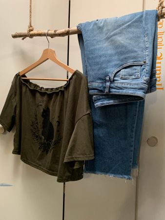 Katzen-Libli oliv onesholder und eine Jeans, beides Gr. 46