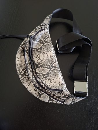 Bauchtasche Schlangenmuster schwarz weiss neuwertig