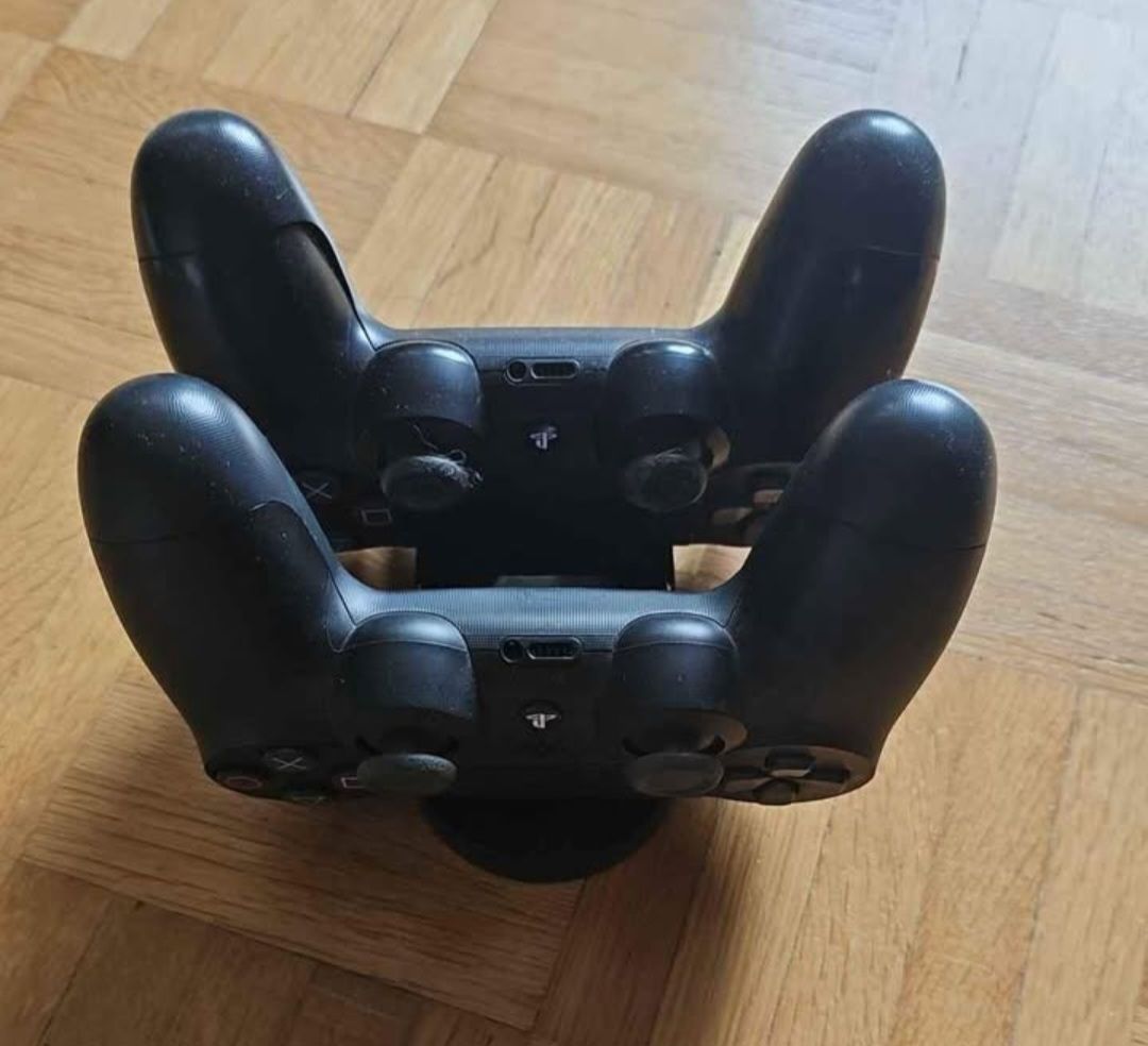 Sony Consoles: PS4 inkl. 2 Controller, Ladestation, 10 Games – D'occasion à Schaffhausen par FCS1896 1