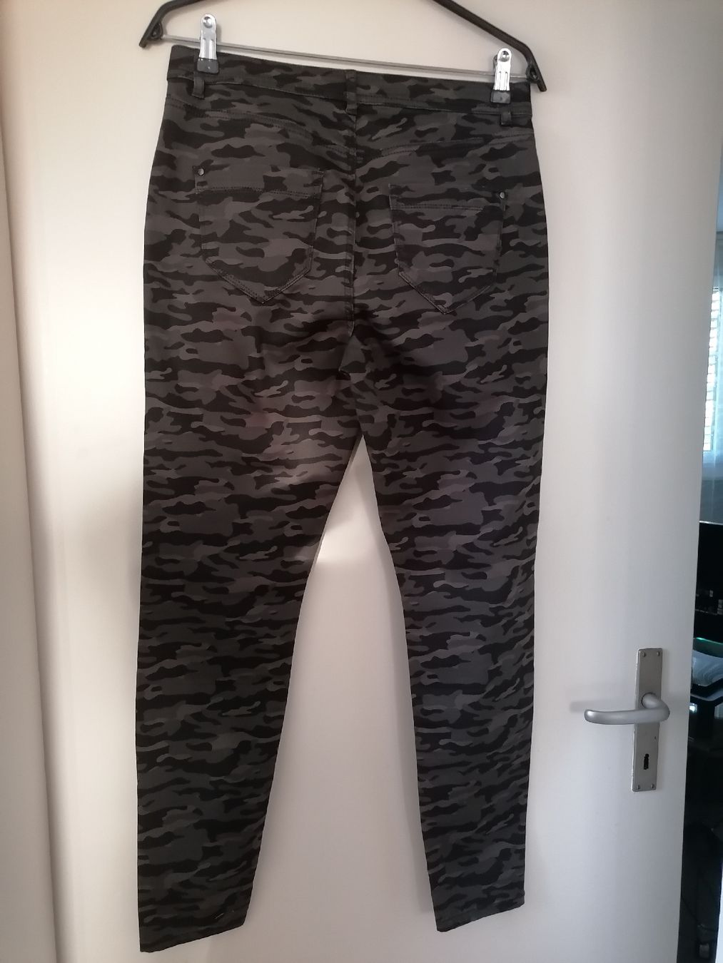 C&A Pantaloni: Hose, Camouflagemuster, C&A, Gr. 40 – Nuovo e nell'imballaggio originale da Zug venduto da Annina29 1
