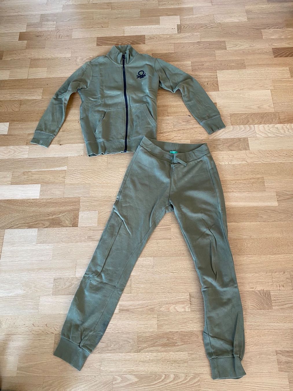 Anzüge: Benetton Trainer Set Hose und Pullover Gr. 170 13-14 Jungs – Gebraucht aus St. Gallen von ka_mo
