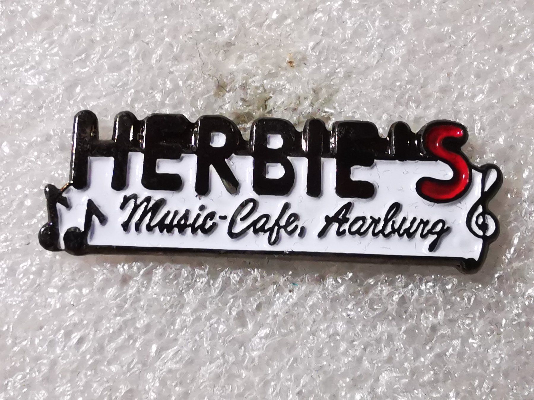 Plaketten & Abzeichen: Ansteckpin 146: Herbie's – Gebraucht aus Oppligen von Pin-Fall-Shop