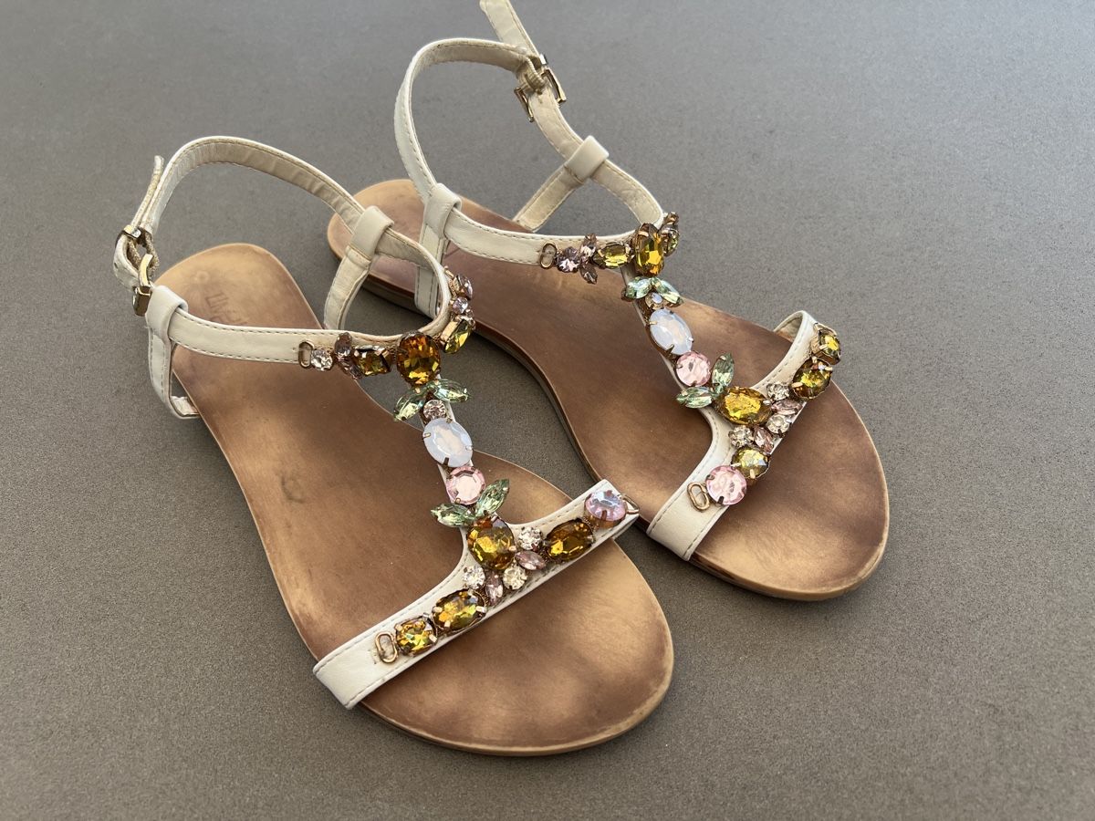 Scarpe per ragazze: Mädchen Sandalen mit Steinen Gr. 37 – Usato da HORGEN venduto da vladibarca10