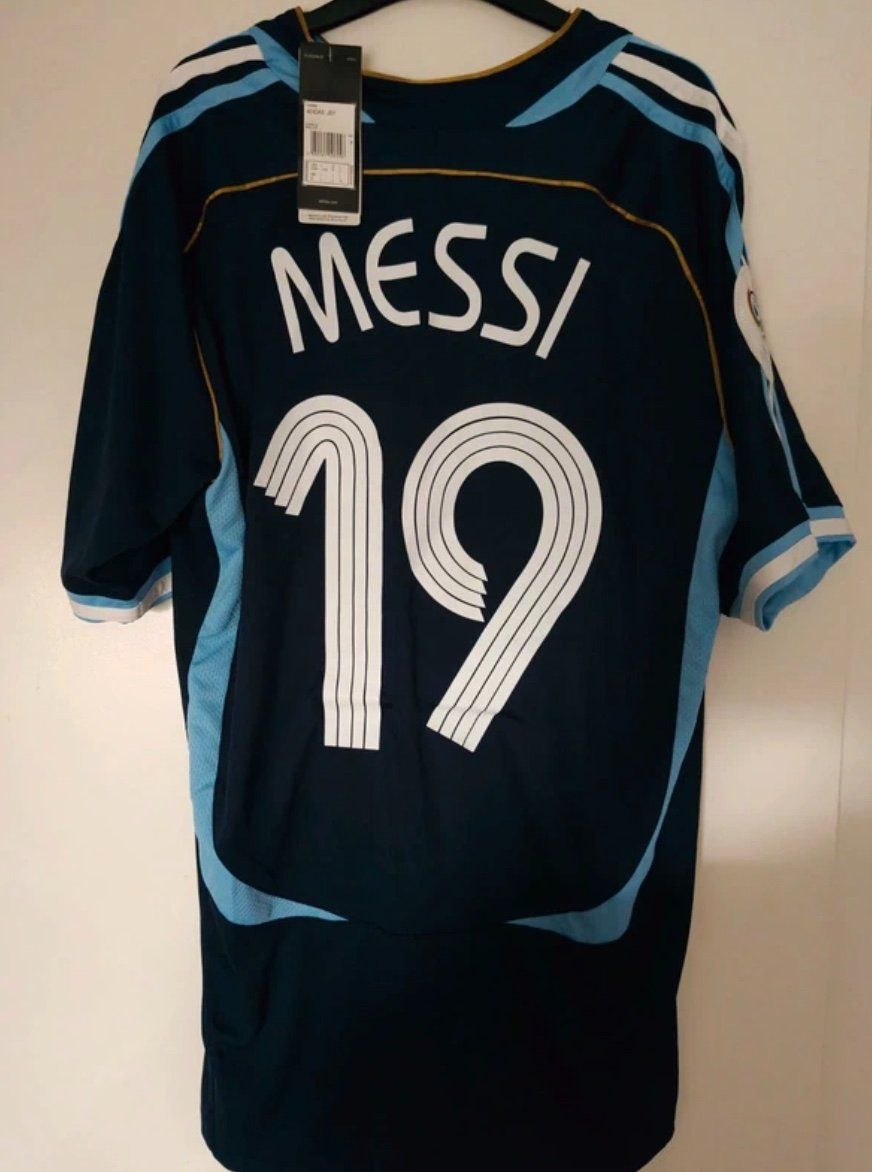 Canottiere & Pantaloni: Maillot Argentine 2006 Rétro Messi – Nuovo e nell'imballaggio originale da Praz (Vully) venduto da Footzone.ch