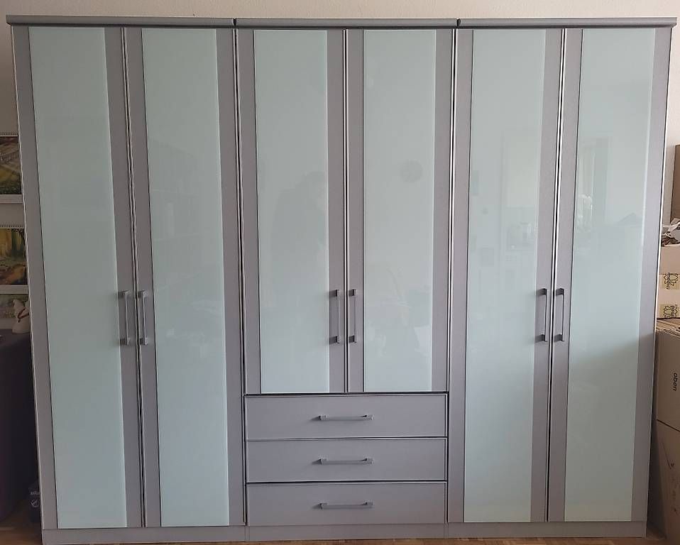 Armadi: Schrank, Silberkorpus mit Mattglastüren – Usato da Effretikon venduto da Zebra37