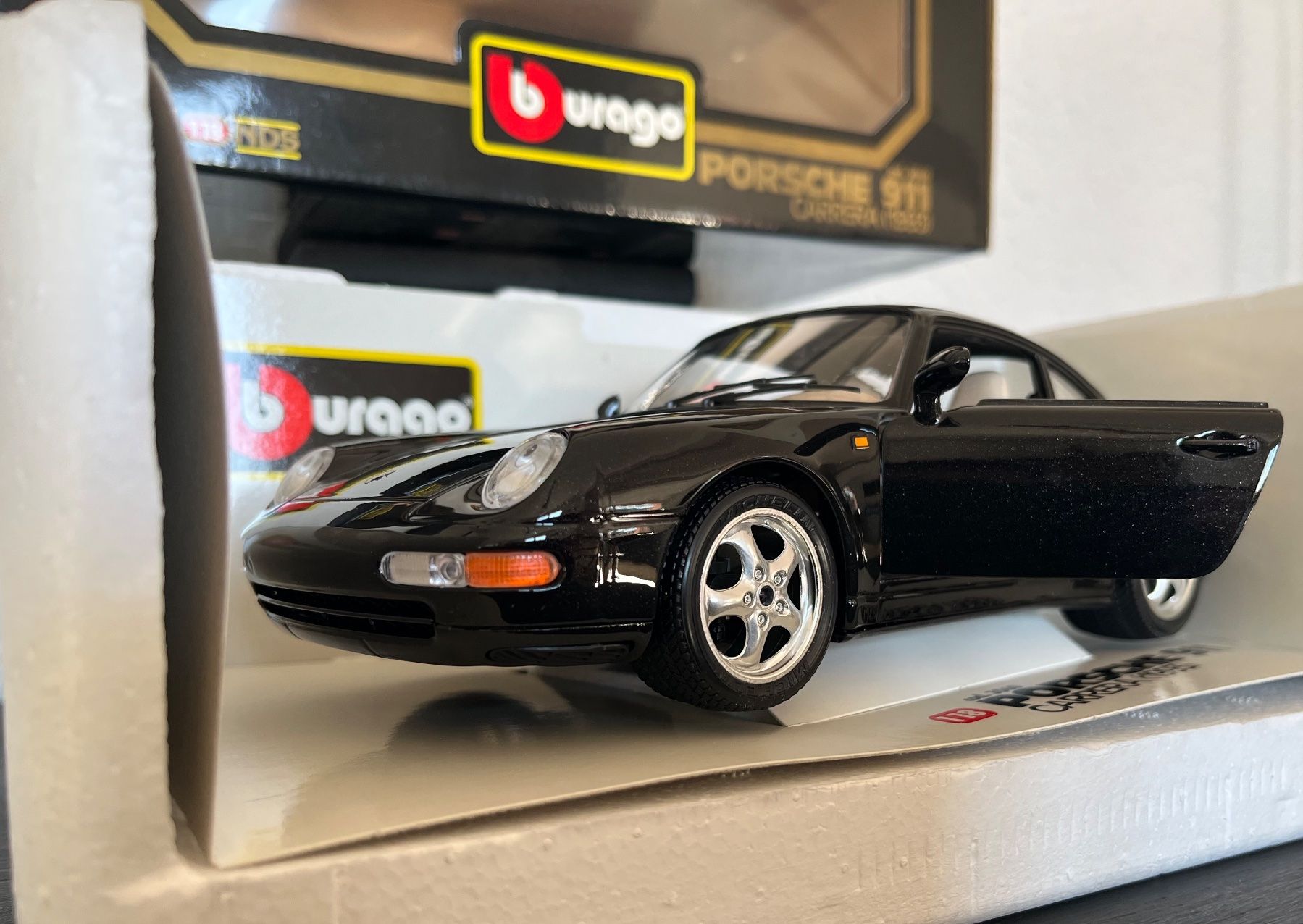 Porsche Modellautos: Porsche 911 Carrera 1993, 1:18 – Gebraucht aus St-Cergue von ncu_t267 4