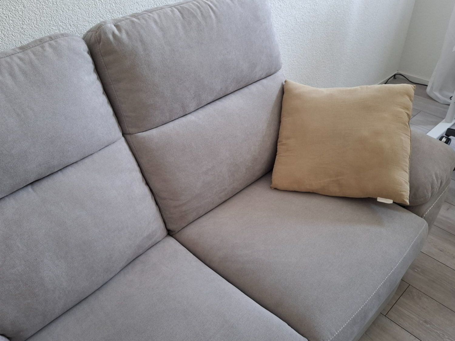 Divani: Gemütliches 2er Sofa mit Relaxfunktion, hellgrau, Top! – Usato da Luzern venduto da liv_6n92 2