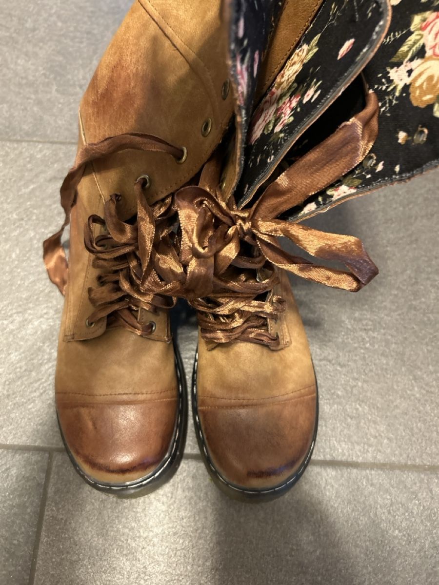 Scarpe da donna: Braune Boots Gr. 42 mit Blumenmuster  – Usato da Merishausen venduto da Yvili