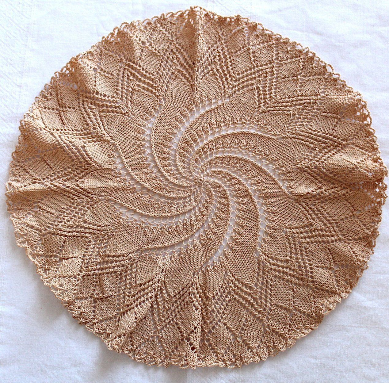 Sonstige Tischwäsche: Tischwäsche beige, Durchmesser ca. 32 cm. – Gebraucht aus Locarno von fripui