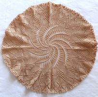 Tischwäsche beige, Durchmesser ca. 32 cm.