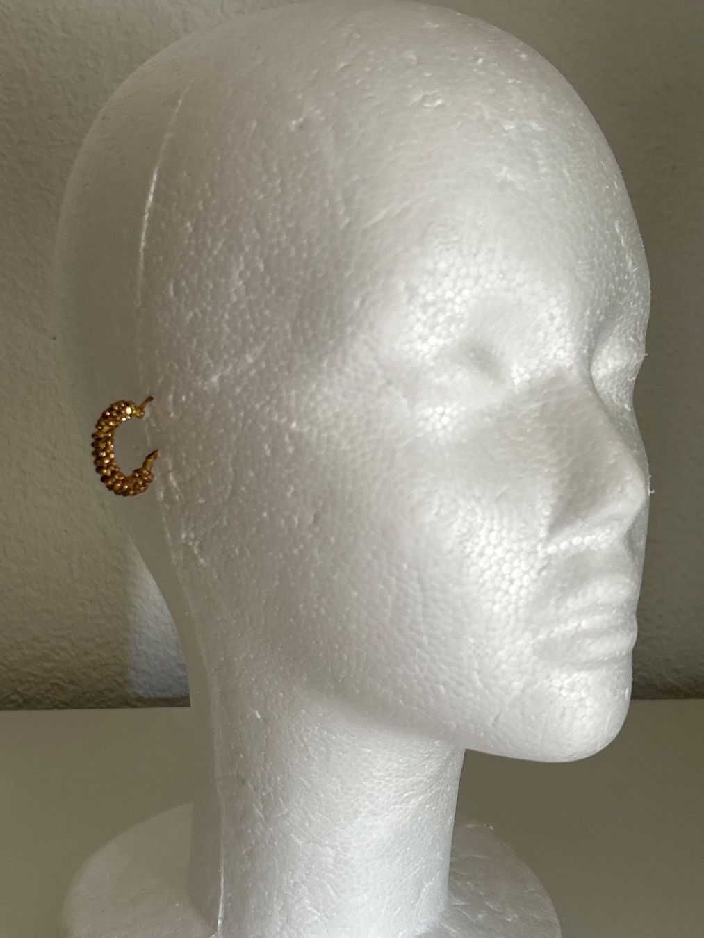Ohrringe & -stecker: Goldfarbene Creolen mit Perlenstruktur Modeschmuck – Gebraucht aus Brunnen von Nala2929 2