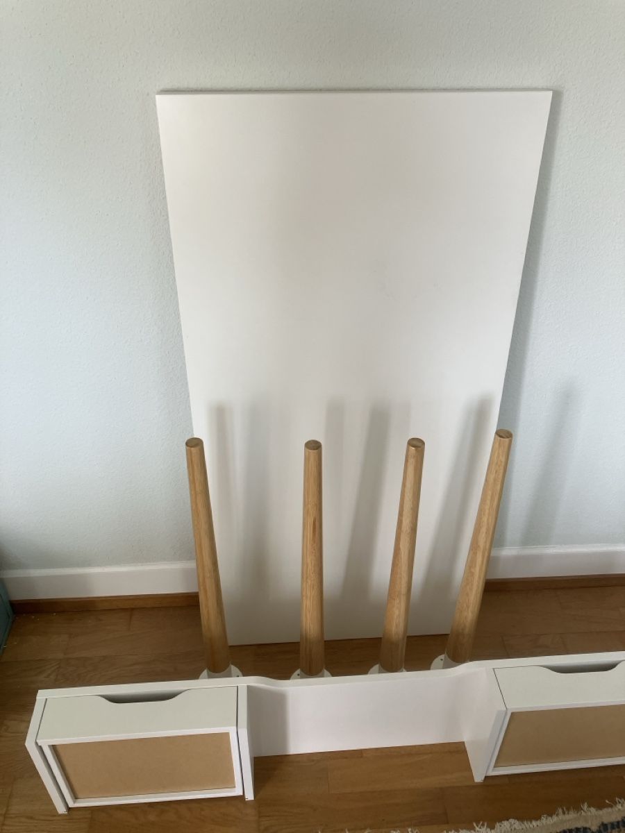 Ikea Scrivanie: Table de bureau avec sur bureau – Usato da Pully venduto da claddagh